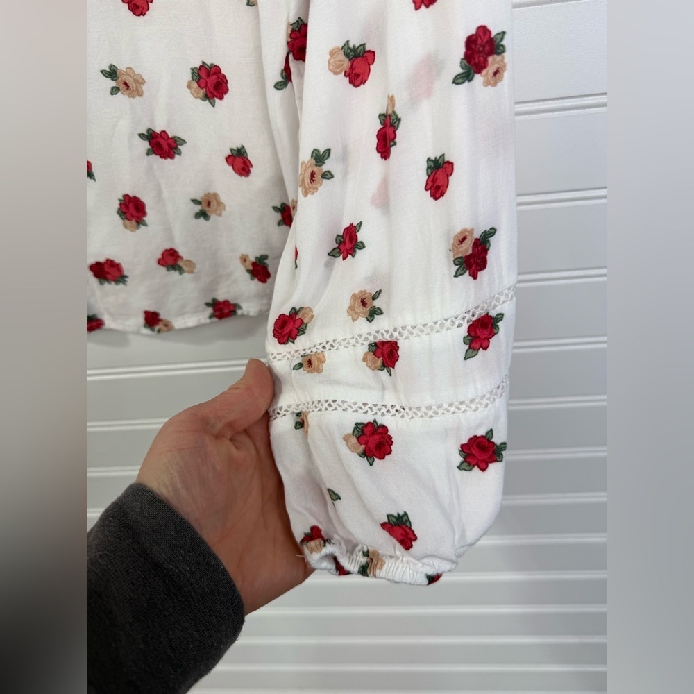 Hollister women’s white & red floral peasant tie front v-neck blouse. Size small - Picture 6 of 6